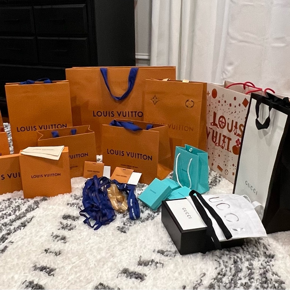 Louis Vuitton, Gucci, Tiffany’s Shopping bags, boxes & more HUGE LOT .